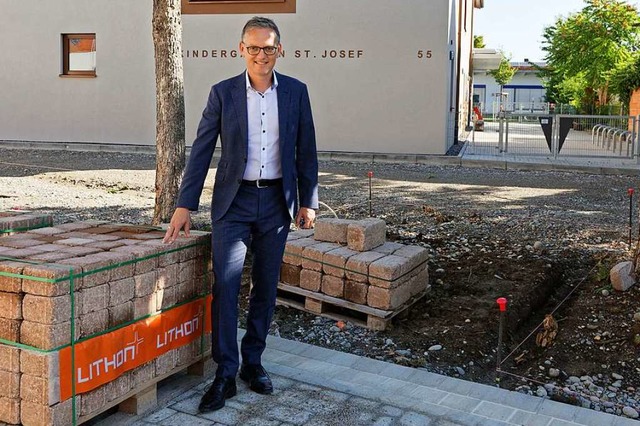 Ferdinand Burger vor dem Kindergarten ... Ortskernsanierung neu gestaltet wird.  | Foto: Martin Wendel