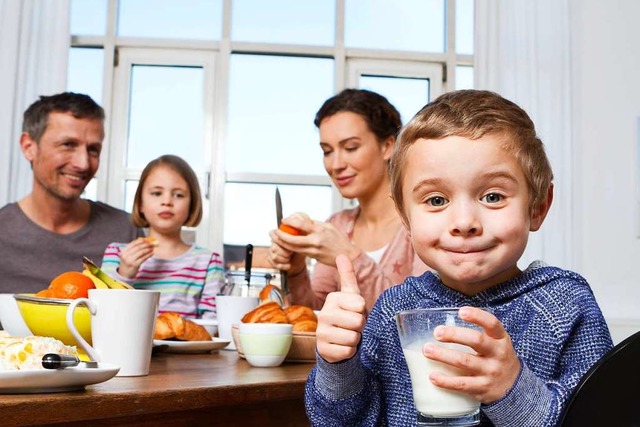 Eltern bekommen mehr bezahlte Tage, we...kranker Kinder zuhause bleiben mssen.  | Foto: imago stock&people