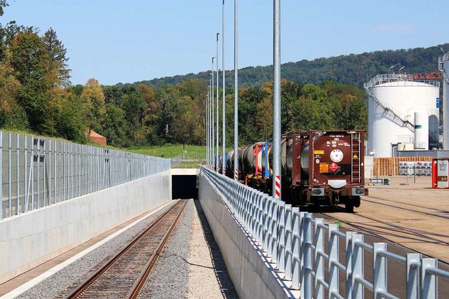 Die neue Bahnstrecke  steigt vom Auhaf...r Hhenunterschied sind zu berwinden.  | Foto: Rolf Reimann