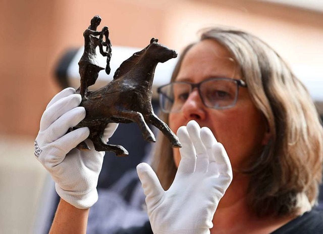 Museumsdirektorin Christine Litz zeigte das Pferd mit Tnzerin.  | Foto: Rita Eggstein