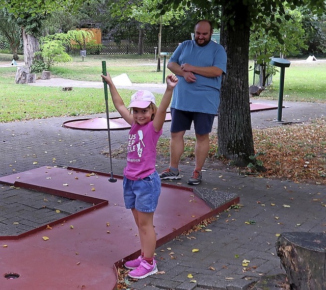 Ihre Geschicklichkeit konnten die Teil...Minigolfspielen unter Beweis stellen.   | Foto: Christine Weirich