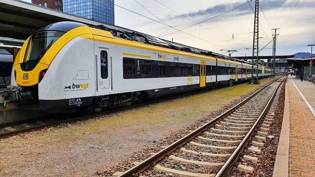 Ein  Zug der Breisgau-S-Bahn im Freibu...am Mittwochnachmittag gesperrt werden.  | Foto: Sebastian Wolfrum