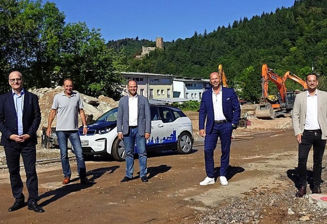 An der Baustelle: Aribert Frece, Proku... GmbH) und Marc Stuckert (von links).   | Foto: Stadt Waldkirch