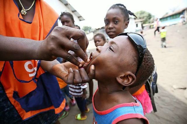 Ein liberianischer Junge erhlt in der...Old Road Tropfen des Polio-Impfstoffs.  | Foto: Ahmed Jallanzo (dpa)