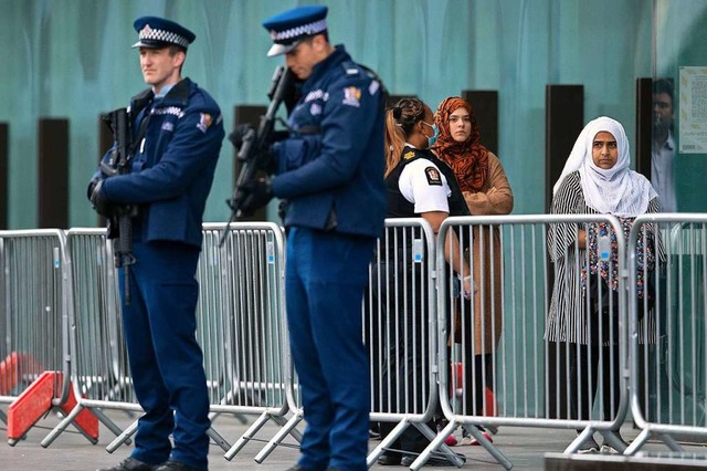 Schwerbewaffnete Polizisten sichern de...gegen den Attentter von Christchurch.  | Foto: Martin Hunter (dpa)