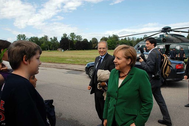 Angela Merkel begrt einen Schler an der Richterwiese.  | Foto: Jannik Schall
