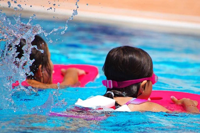 Bei einem Schwimmkurs soll ein Mann ei... Absicht angefasst haben (Symbolfoto).  | Foto: Picasa