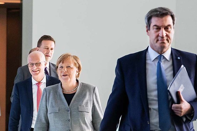 Angela Merkel mit Markus Sder (vorn) und Peter Tschentscher  | Foto: Bernd von Jutrczenka (dpa)