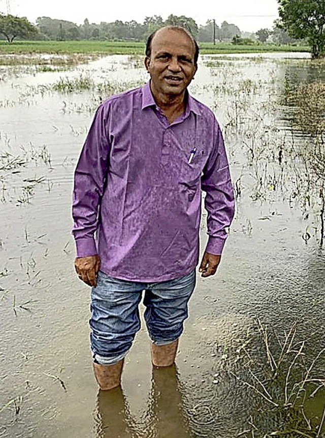 Projektpartner Manoj Macwan auf dem berschwemmten Gelnde   | Foto: privat