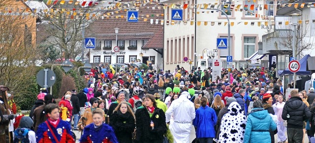 Dichtes Menschengedrnge beim Fasnetum...oronakonform sind die Abstnde nicht.   | Foto: Markus Donner