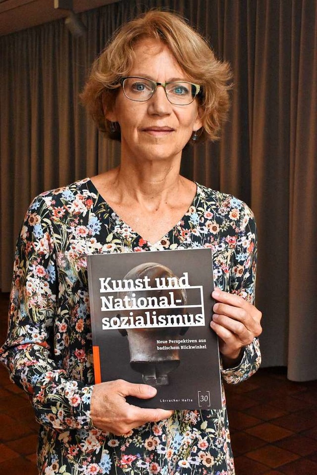 Barbara Hau mit dem von ihr verfasste...;Kunst und Nationalsozialismus&#8220;.  | Foto: Thomas Loisl Mink