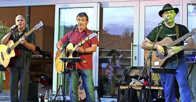 Die Freiburger Band &#8222;smilin&#821...er unterhielt im Hausener Pfarrgarten.  | Foto: Martina David-Wenk