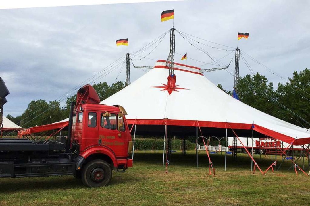 Das Zirkuszelt im Aufbau  | Foto: Annemarie Rösch
