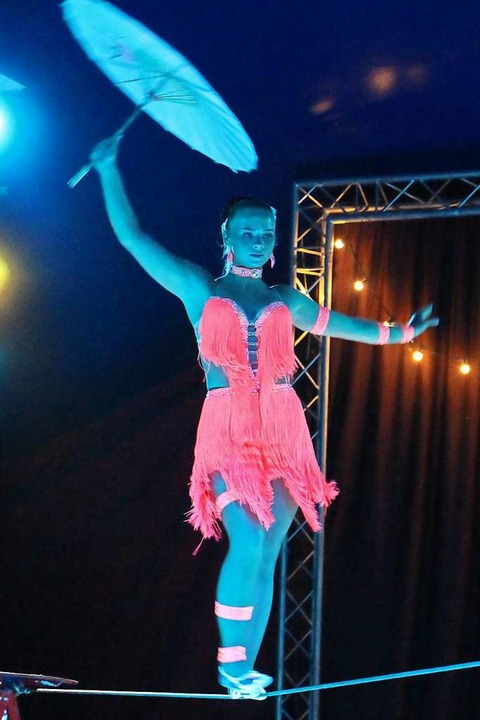 Angelina Kaiser balanciert übers Seil bei ihrem Auftritt im Juli in Endingen.  | Foto: Ruth Seitz