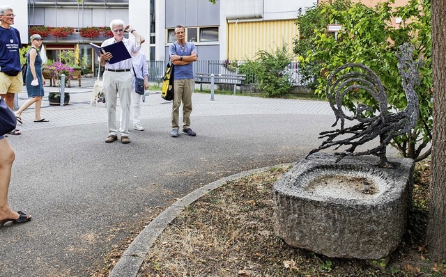 Walter Uhl (mit Mappe, zweiter von rec...ts: der Vogeltrnken-Brunnen mit Hahn.  | Foto: Gabriele Zahn