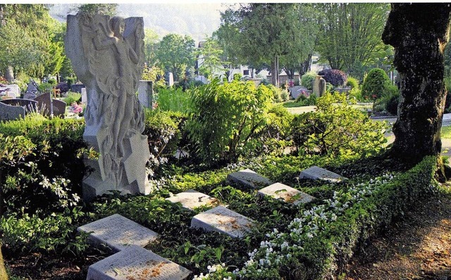 Das Grab von Pfarrer Leonhard Bauer bl...Geistlichen im  Waldkircher Friedhof.   | Foto: Buch: Waldkirch im Nationalsozialismus