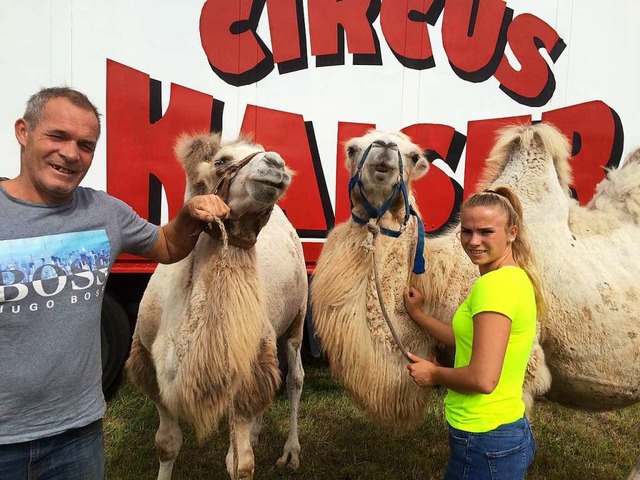 Edmund Kaiser und Tochter Angelina mit...t im Circus Kaiser mit den Tieren auf.  | Foto: Annemarie Rsch