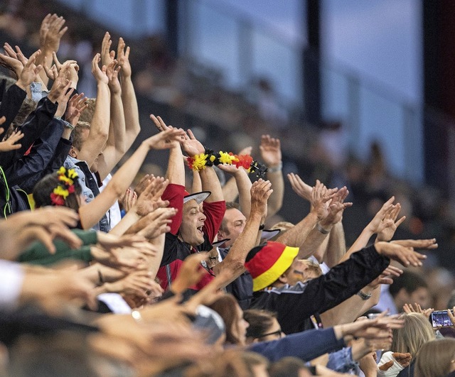 Auf dicht gedrngte und jubelnde Fans ...ch die Fuball-Nationalelf verzichten.  | Foto: Marius Becker (dpa)
