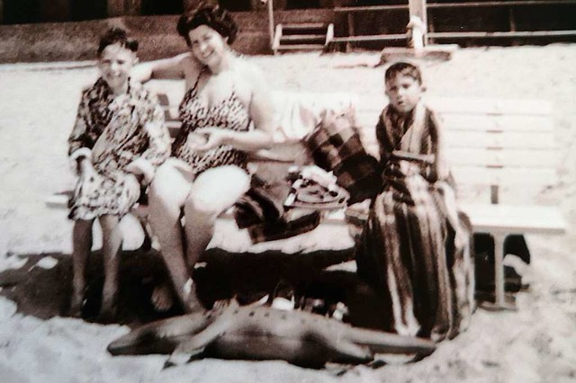 Ein Hingucker am Strand war das  Schwi...er Elli und Bruder Lothar (von links).  | Foto: privat