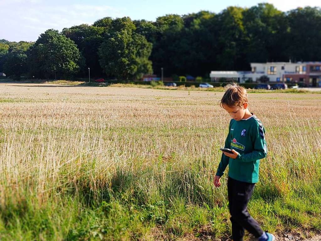 Linus auf Schatzsuche bei seinem Hobby, dem Geocaching (GPS-Schnitzeljagd). Im Hintergrund das Kinderhospiz Lwenherz bei Bremen, in dem er gerade mit seiner Familie Urlaub macht.