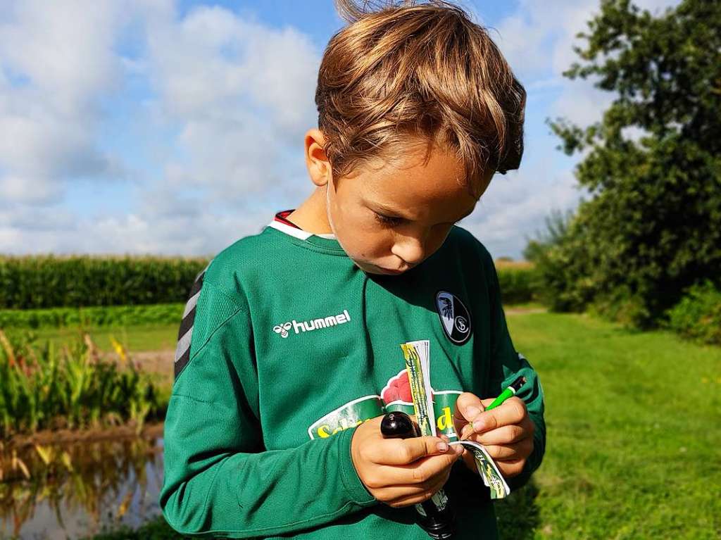 Linus hat bei seinem Hobby, dem Geocaching (GPS-Schnitzeljagd), den Schatz gefunden und trgt sich gerade in das Logbuch ein.