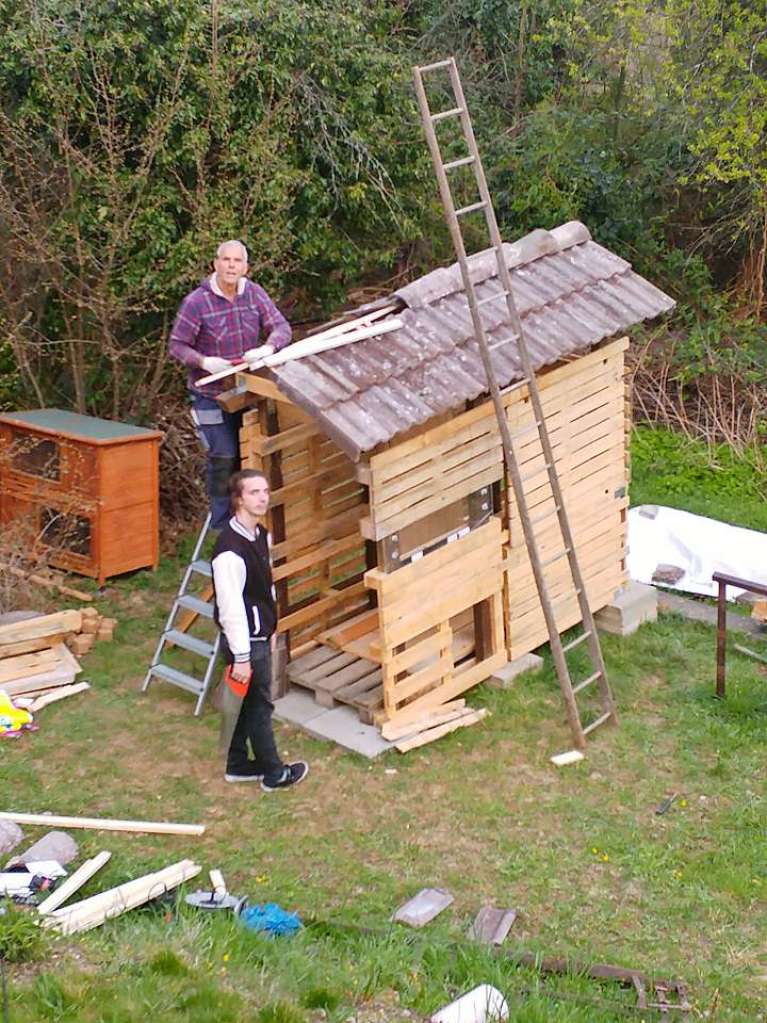 „Maik mit seinem Papa bauen  aus Restbestnde-Baumaterial einen Hhnerstall fr die bald ankommende Hhnerschar von „rettet das Huhn“. Zwischenzeitlich wurden weitere Stlle erbaut, weil es so viel Spa machte.„