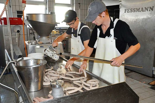 Die Mitarbeiter bei Brunner &amp; Rdlin bereiten Wrste zum Kochen vor.  | Foto: Ralf Strittmatter