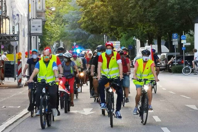 Fahrraddemo von DGB und Verdi auf der Weingartenstrae  | Foto: Ralf Burgmaier