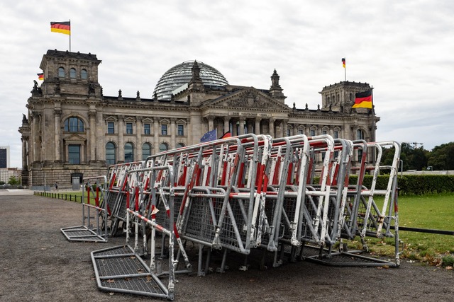 In Berlin stehen Absperrgitter bereit,...in die richtigen Bahnen lenken sollen.  | Foto: Paul Zinken (dpa)
