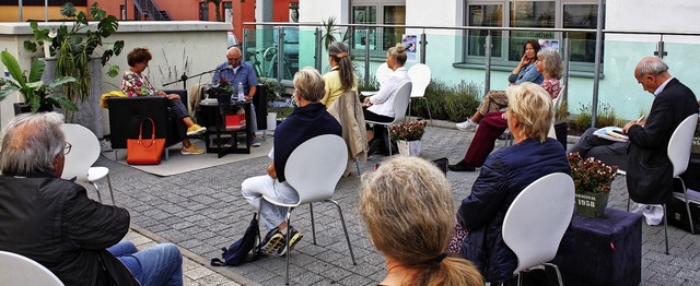 Lesung auf dem  Parkplatz der Bad Kroz... Corona-Zeiten verlangen Kreativitt    | Foto: Laetitia Barnick