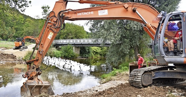 Aufwndige Aktion: Die neue Gasleitung...eit durch die Wiese hindurch verlegt.   | Foto: Angelika Schmidt