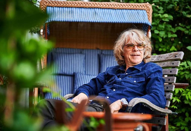 Helge Schneider auf der Terrasse seiner Wohnung  | Foto: Bernd Thissen (dpa)