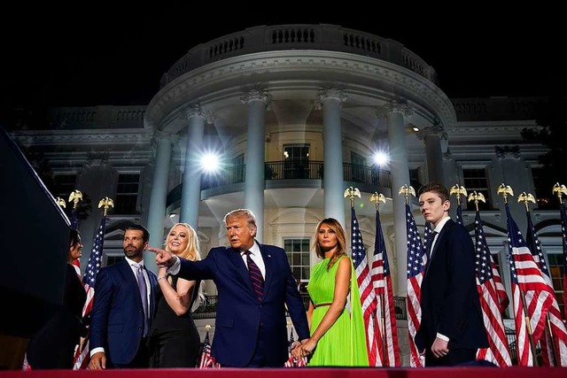 US-Prsident Donald Trump im Kreise se... und Ehefrau Melania (im grnen Kleid)  | Foto: Evan Vucci (dpa)
