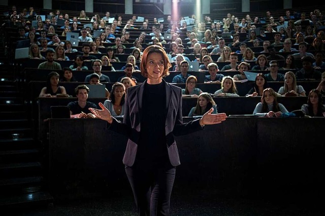 Als Netflix-Professorin beherrscht Jes...tion, aber kein Wort Badisch. Skandal!  | Foto: Marco Nagel (dpa)