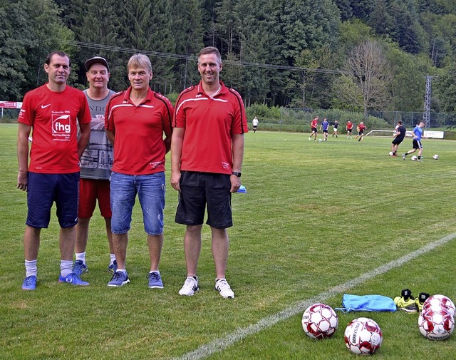 Beim Training auf dem Windener Rasenpl...unde, Johannes Schindler (von links).   | Foto: Nikolaus Bayer