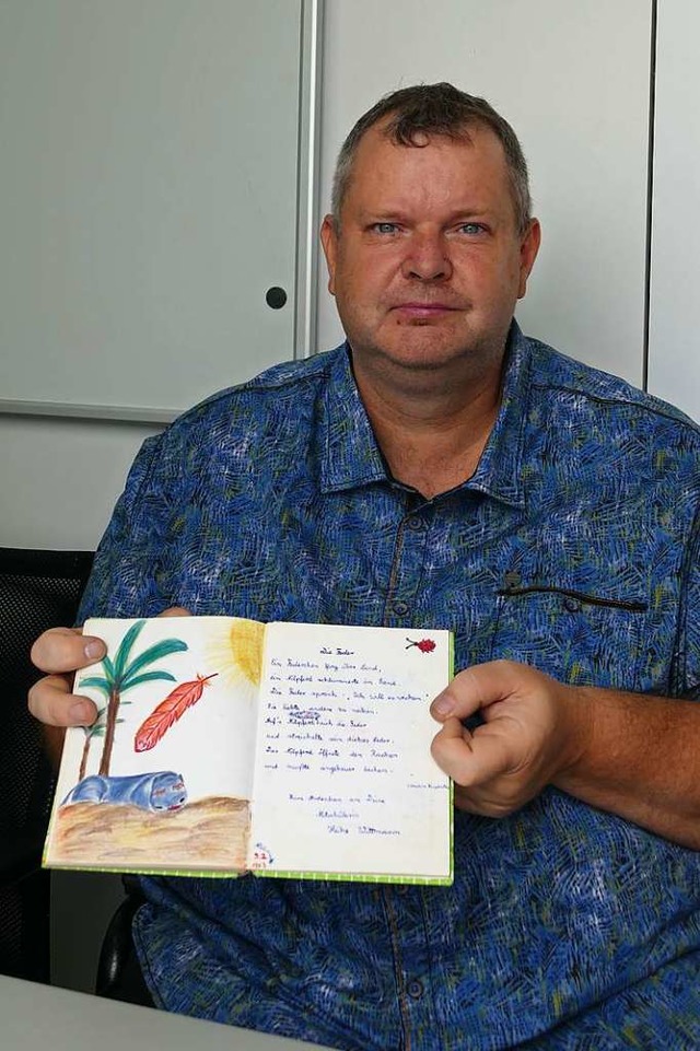 Joachim Landis mit seinem zurckgekehrten Poesiealbum  | Foto: Ralf H. Dorweiler