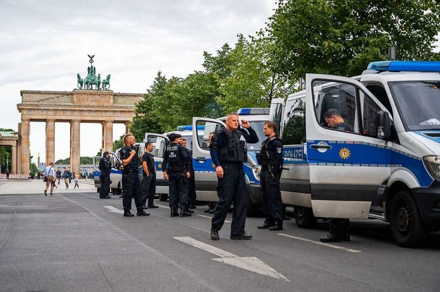 Berliner Polizei am frhen Samstagmorgen beim Brandenburger Tor  | Foto: Christophe Gateau (dpa)