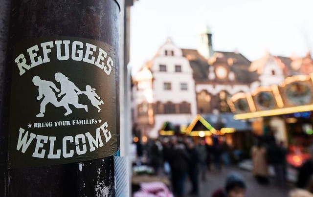 Aufkleber mit der Aufschrift &quot;Ref...er Freiburger Innenstadt (Symbolbild).  | Foto: Patrick Seeger