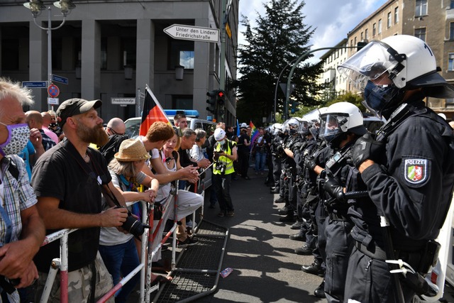 Polizei und Demonstranten stehen sich in der Friedrichstrae gegenber  | Foto: Bernd Von Jutrczenka (dpa)