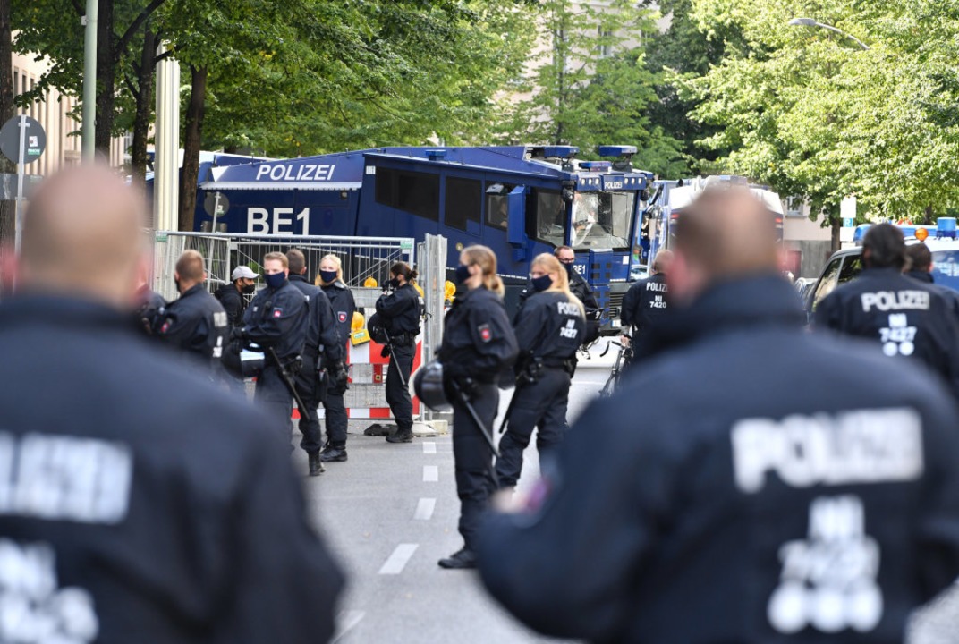 Die Polizei hält Wasserwerfer bereit.  | Foto: Bernd Von Jutrczenka (dpa)