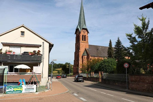 Bisher endet die Geschwindigkeitsbegre...uf 30 Stundenkilometer vor der Kirche.  | Foto: Christoph Breithaupt