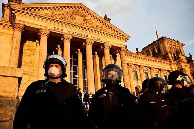 Demonstranten strmen Reichstagsgelnde – Polizei schtzt das Parlament