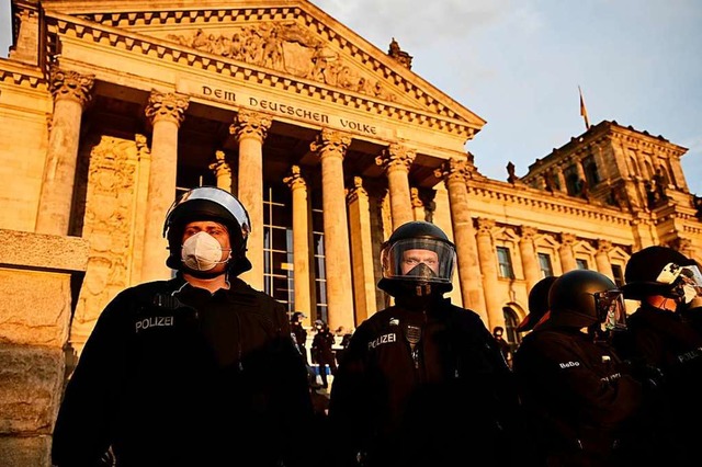 Polizisten schtzen das  deutsche Parlament vor Extremisten.  | Foto: Fabian Sommer (dpa)
