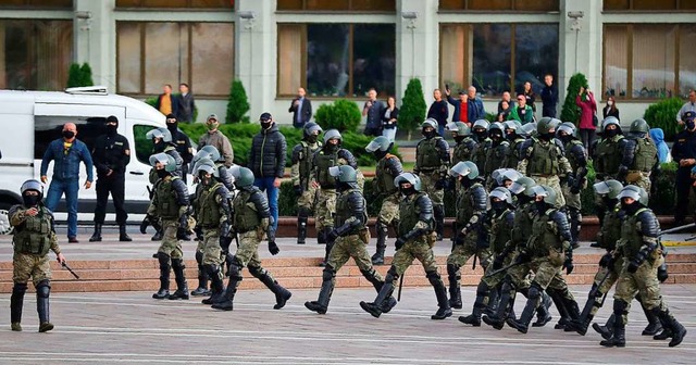 Polizisten blockieren whrend eines Protests den Weg zum Unabhngigkeitsplatz.  | Foto: Sergei Grits (dpa)