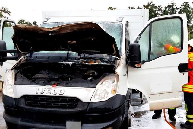 Brand gelscht: Der Lkw war mit Gasflaschen beladen.  | Foto: Feuerwehr Gundelfingen