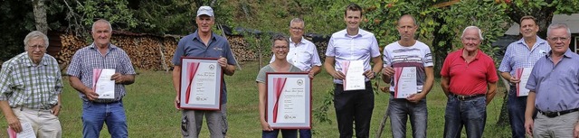 Die besten Brenner  aus dem Bezirk Lah...) und Elke Niemann (Vierte von links)   | Foto: Sandra Decoux-Kone