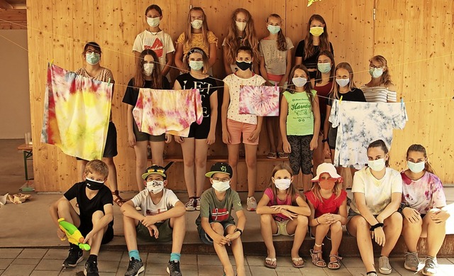 15 Kinder gestalteten beim Sommerferie...Umkircher Pfarrgarten bunte T-Shirts.   | Foto: Mario Schneberg