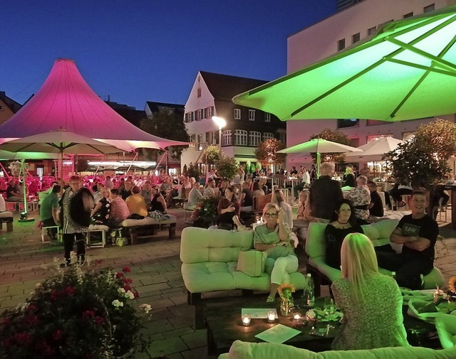 Lounge-Atmosphre in der Dunkelheit od...) waren auf dem Marktplatz zu erleben.  | Foto: Winfried Kninger