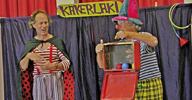 Mit farbigen Kndeln in einem Koffer z...eppo und Ferdinand ihre Zauberknste.   | Foto: Urlike Spiegelhallter