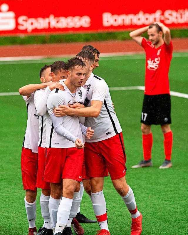 Fix und fertig im Dauerregen:  Der Bon...as 3:0 gegen den FC Geisingen erzielt.  | Foto: Wolfgang Scheu